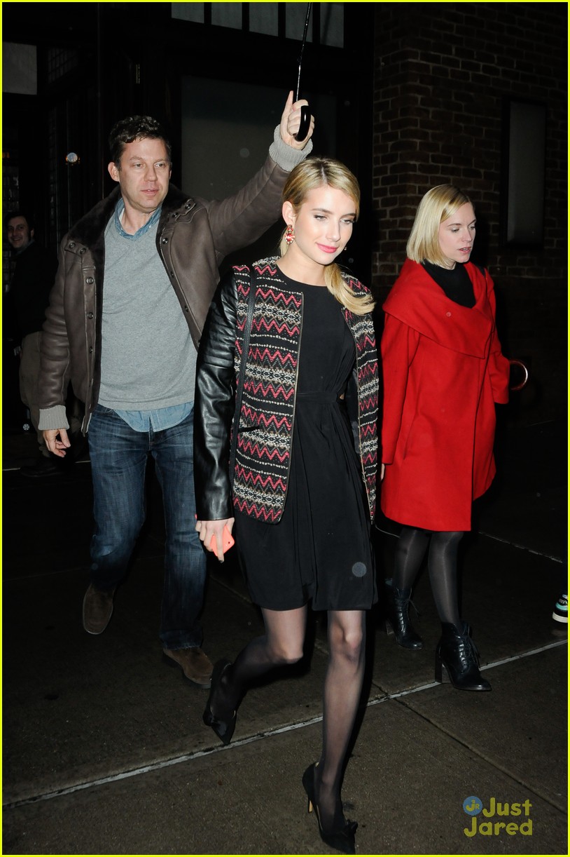 emma roberts rainy dinner out nyc 05