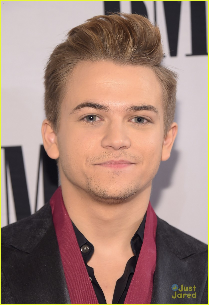 hunter hayes gets honored with medallion at bmi country awards 09