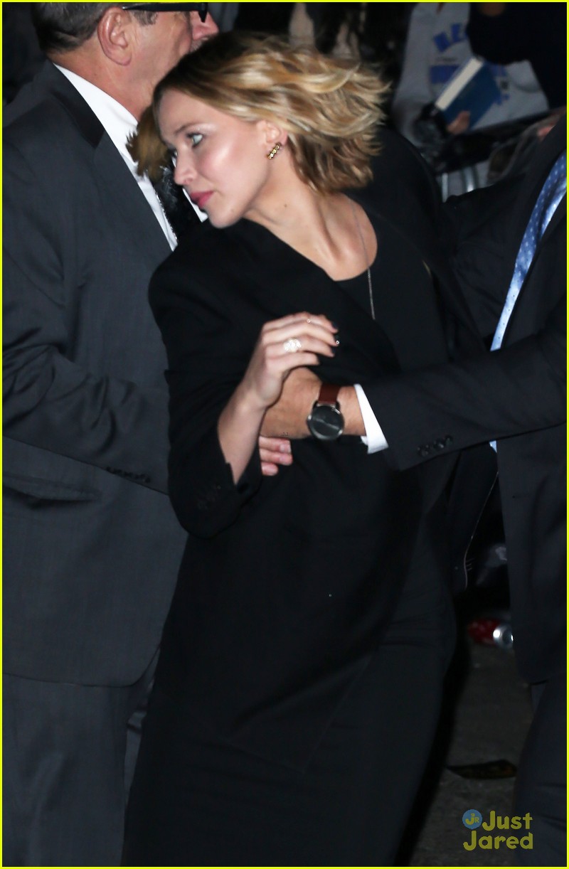 jennifer lawrence rushes to safety after fans knock down barrier 02