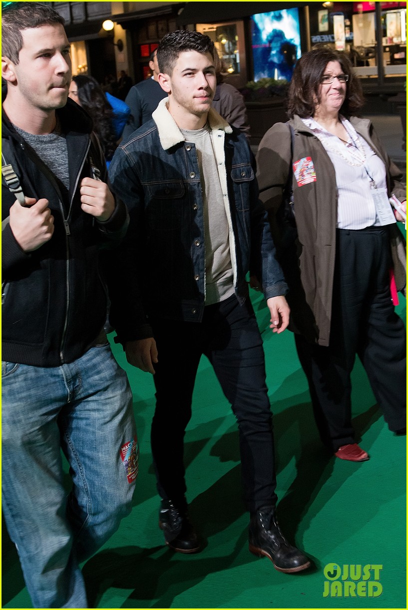 nick jonas gets ready for the macys thanksgiving day parade 05