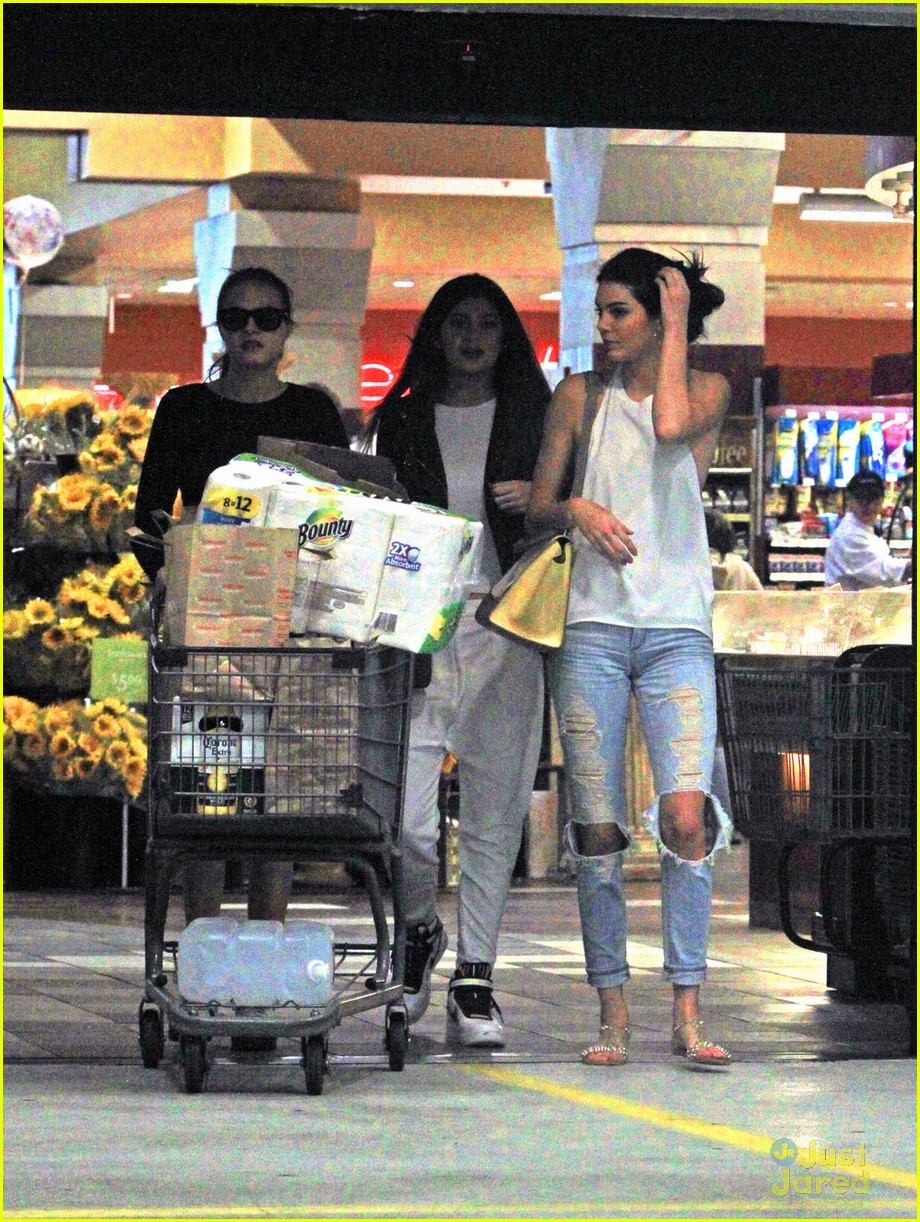 kendall jenner closes out 19th birthday at grocery store 01
