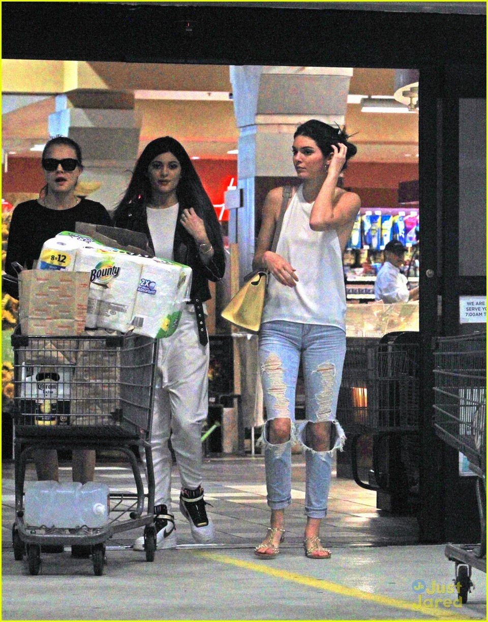 kendall jenner closes out 19th birthday at grocery store 03
