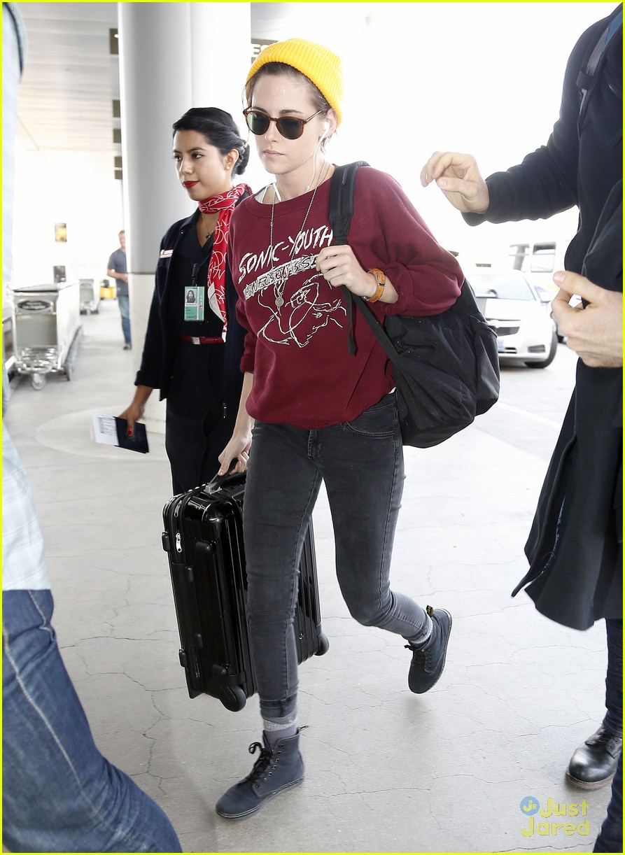 kristen stewart jets out of lax airport 05