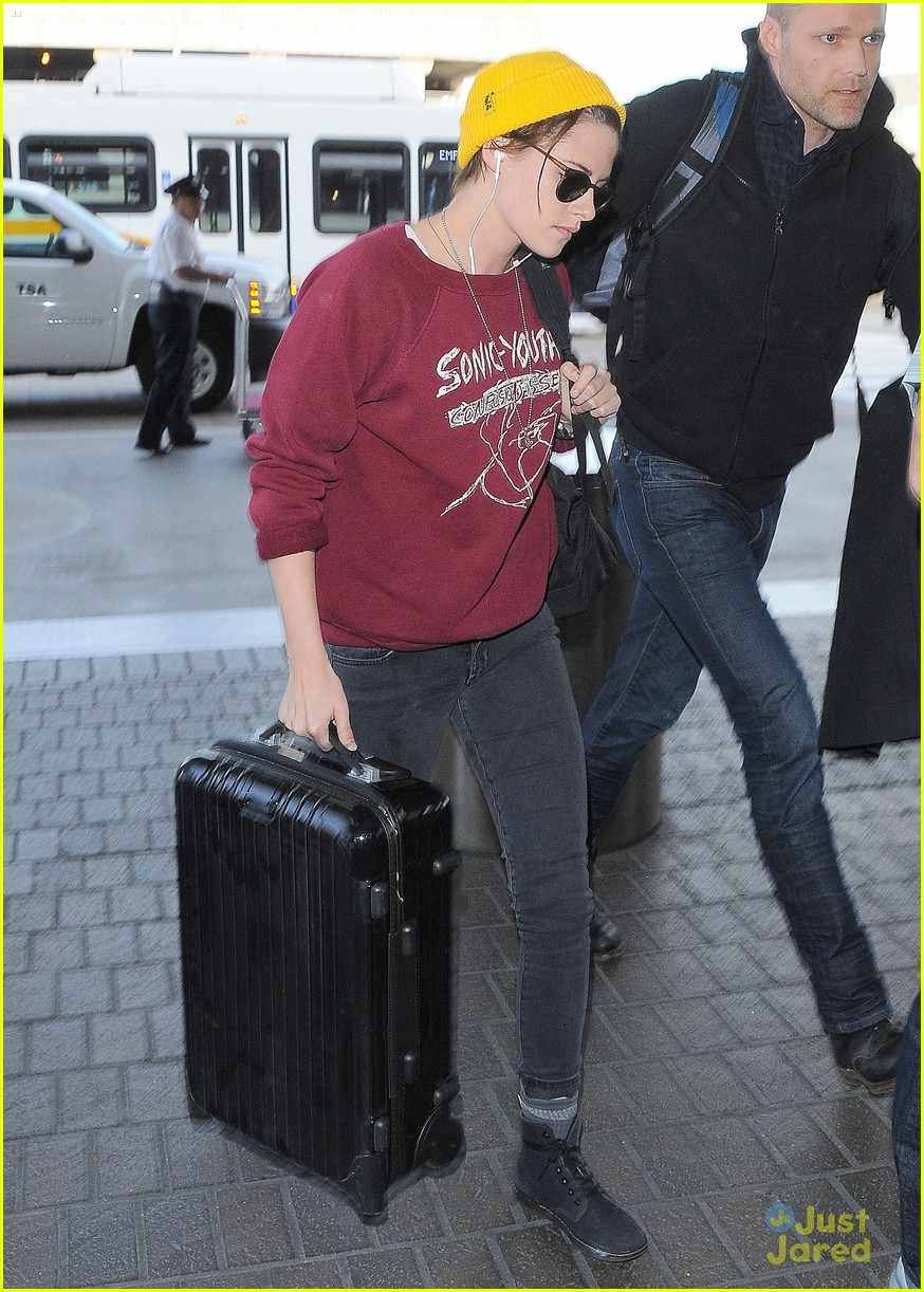 kristen stewart jets out of lax airport 06