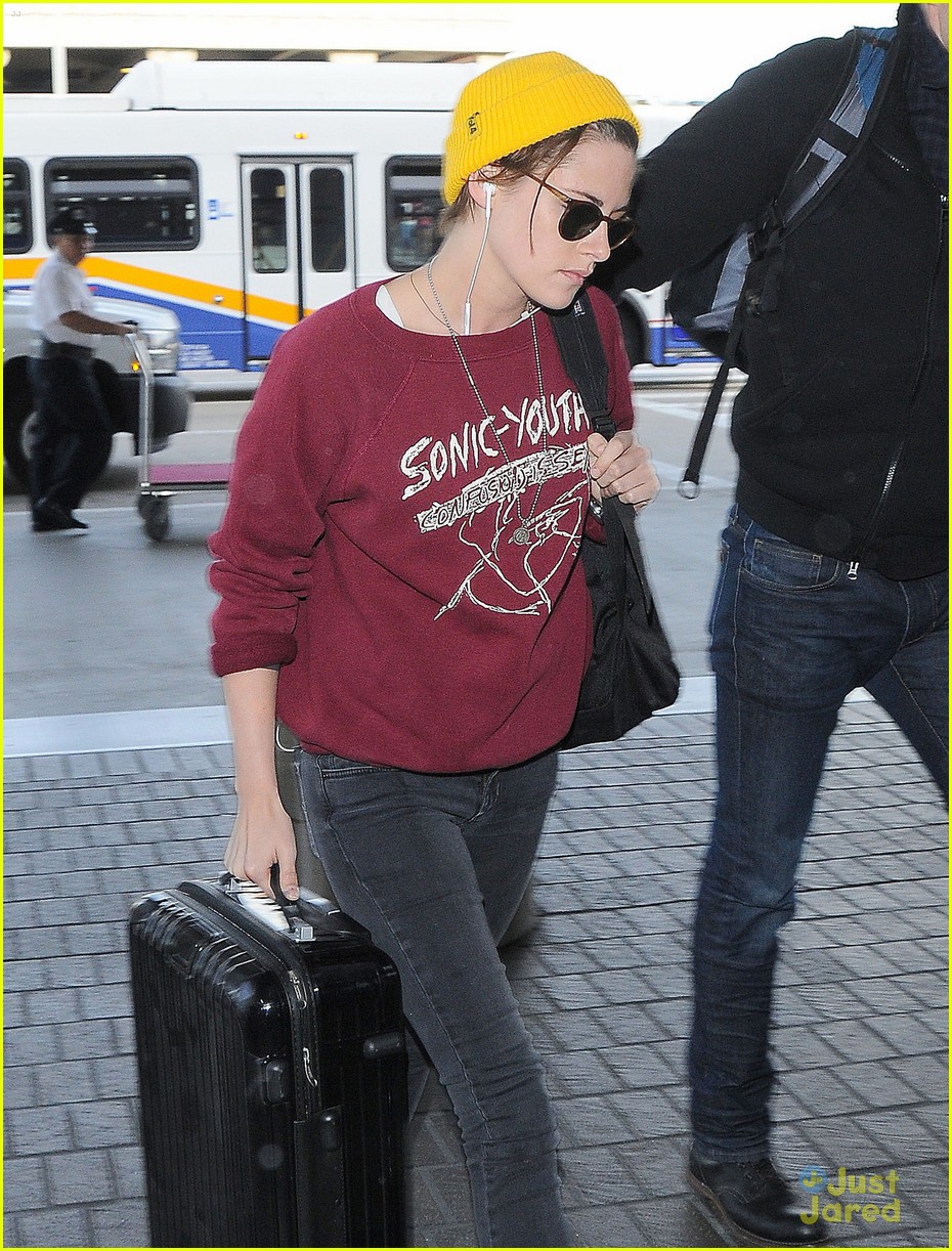 kristen stewart jets out of lax airport 07