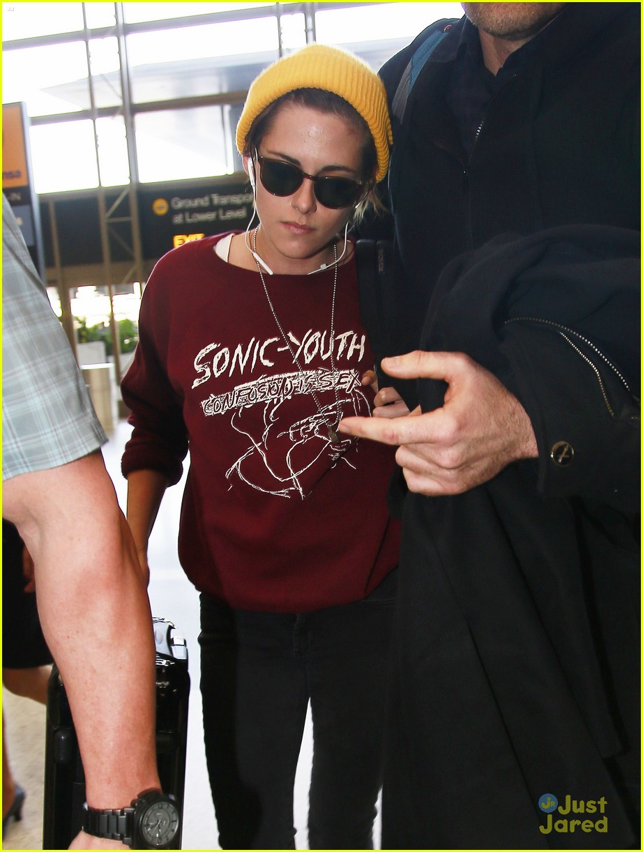 kristen stewart jets out of lax airport 17
