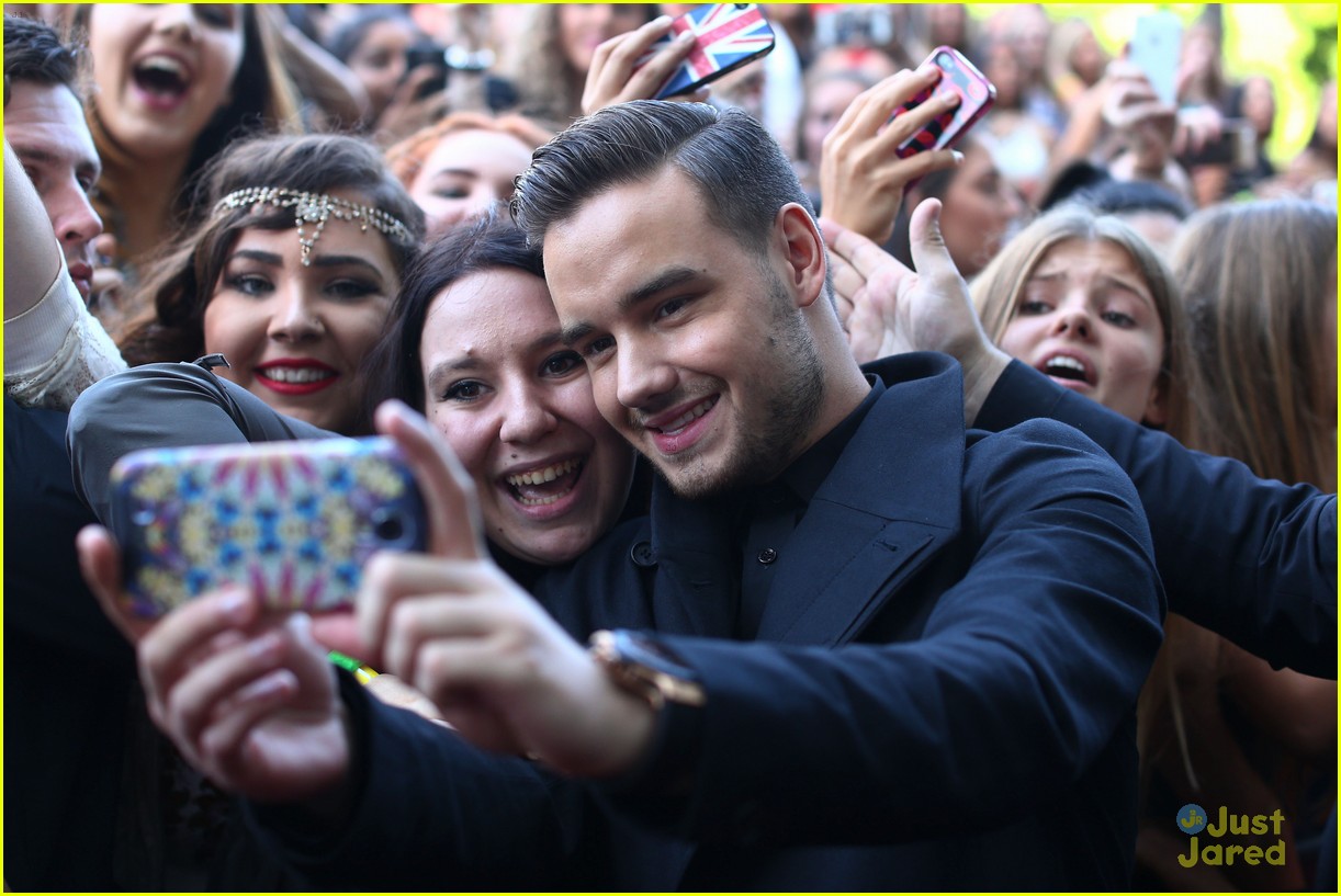 liam payne defends his fake smiles while taking selfies 02