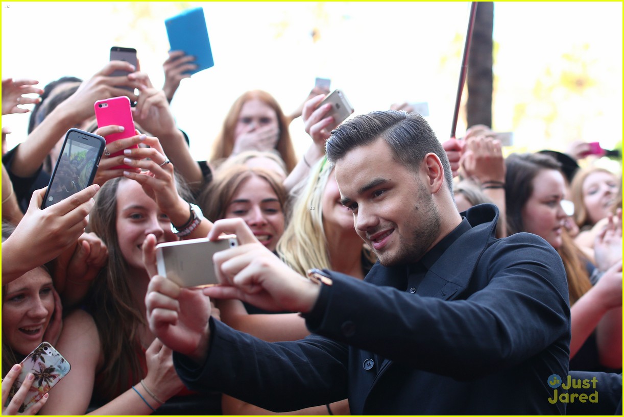 liam payne defends his fake smiles while taking selfies 04