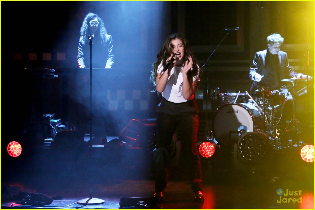 lorde performs on jimmy fallon 01