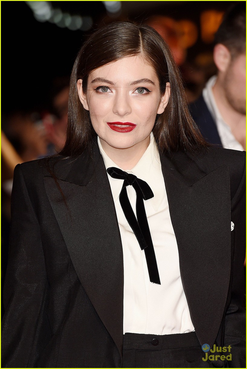 lorde hits the hunger games mockingjay premiere 04