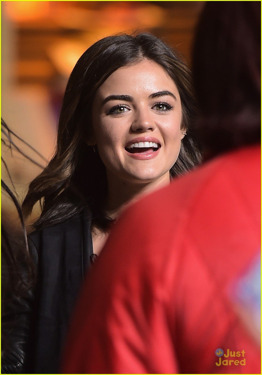 lucy hale dan shay thanksgiving parade rehearsals 03