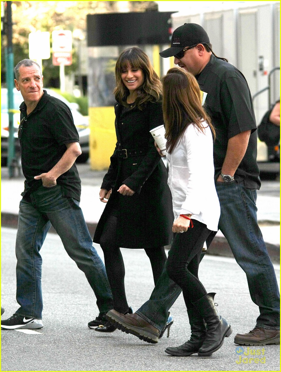 lea michele has father daughter moment on glee set 11