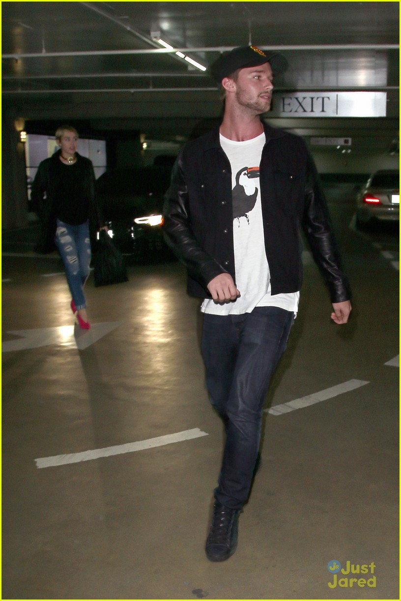 miley cyrus patrick schwarzenegger keep their distance after a date 05