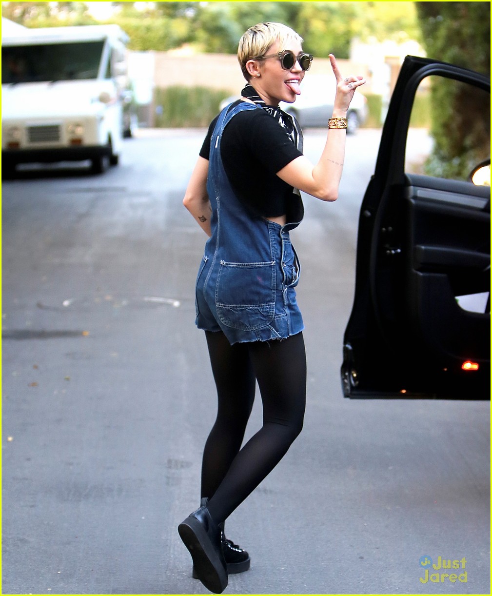miley cyrus two thumbs up 03