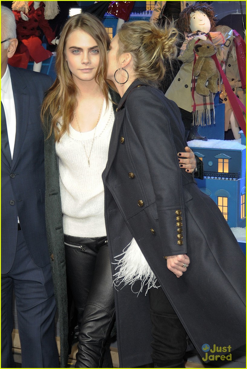 cara delevingne kate moss christmas unveiling 02