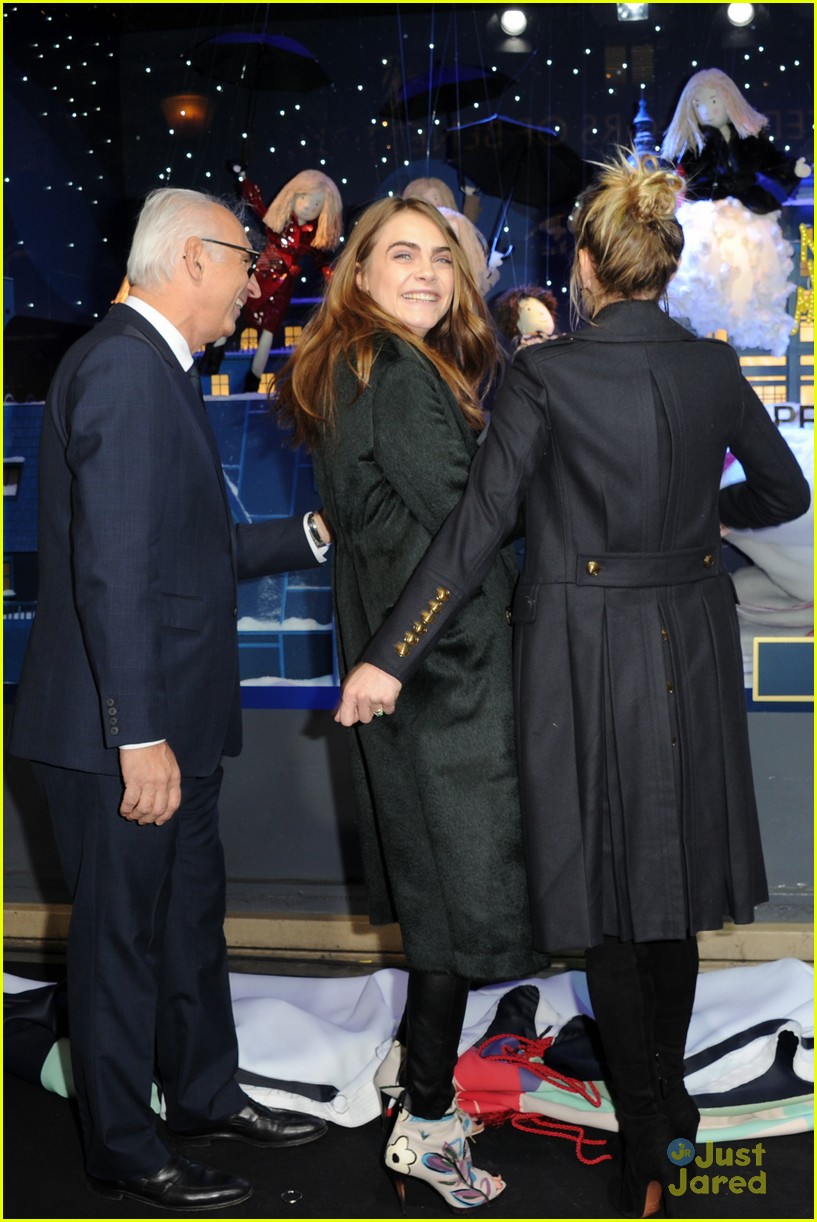 cara delevingne kate moss christmas unveiling 03