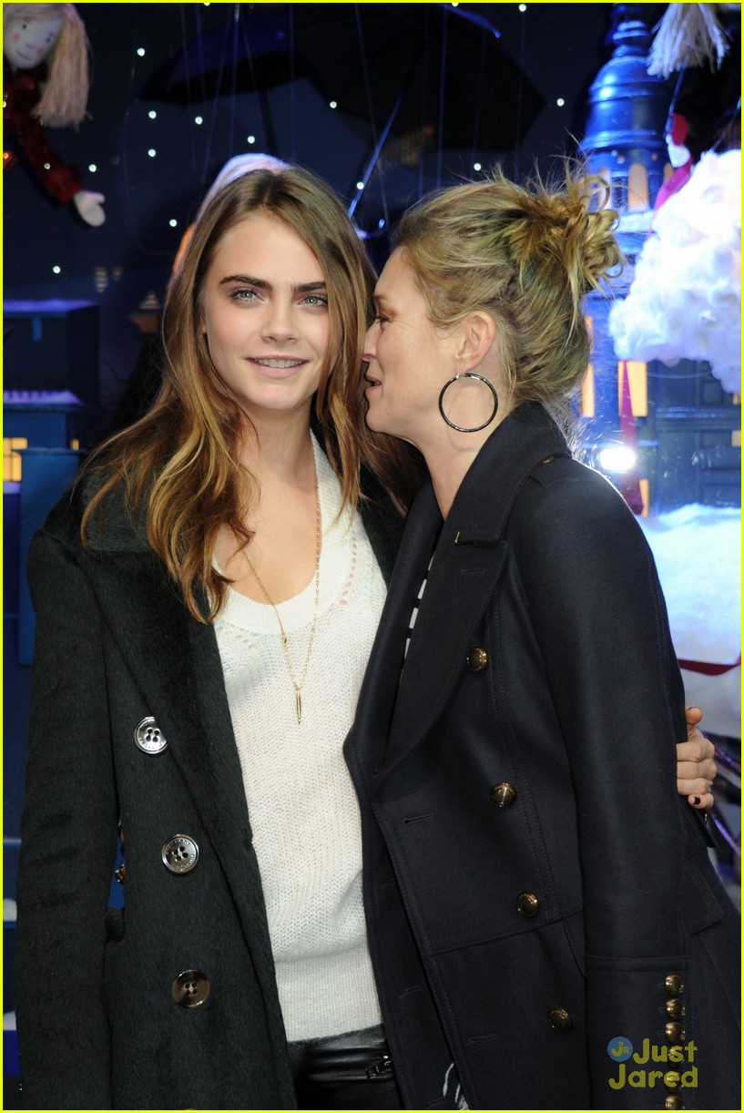 cara delevingne kate moss christmas unveiling 04