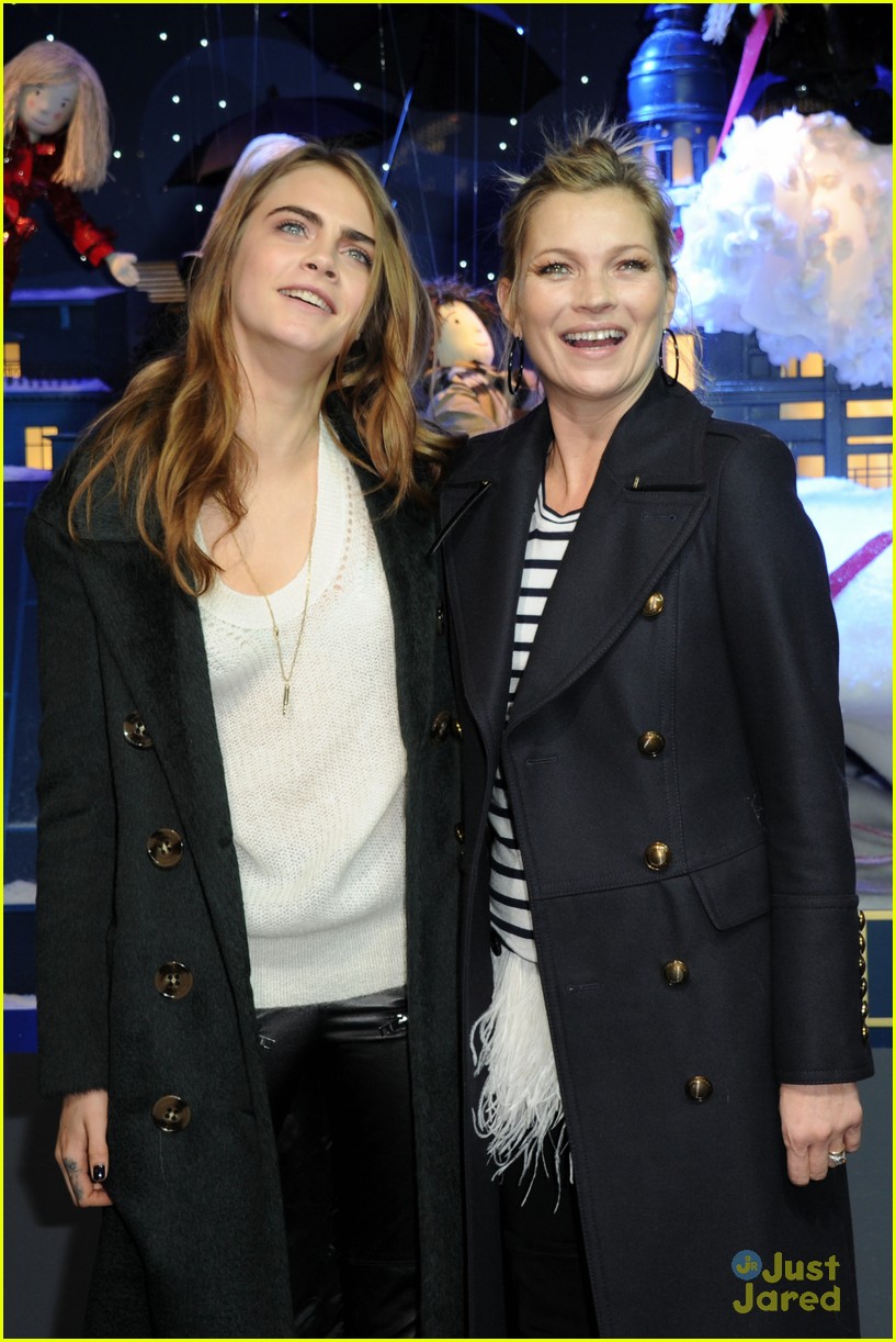 cara delevingne kate moss christmas unveiling 11