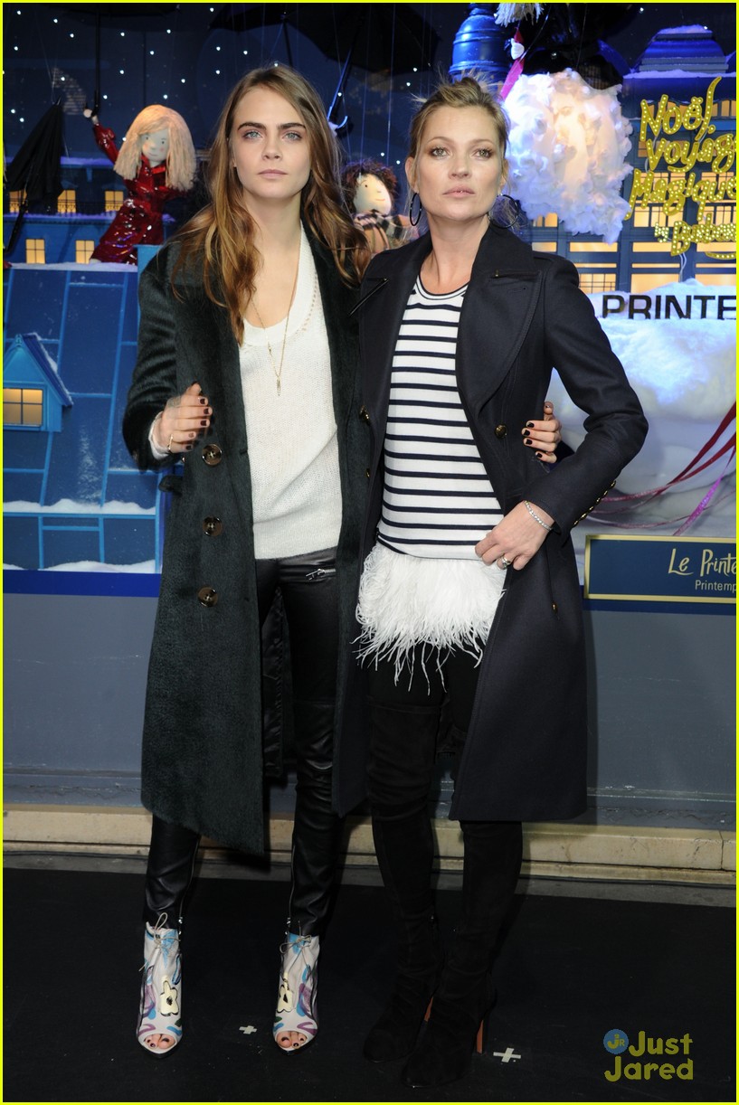 cara delevingne kate moss christmas unveiling 14