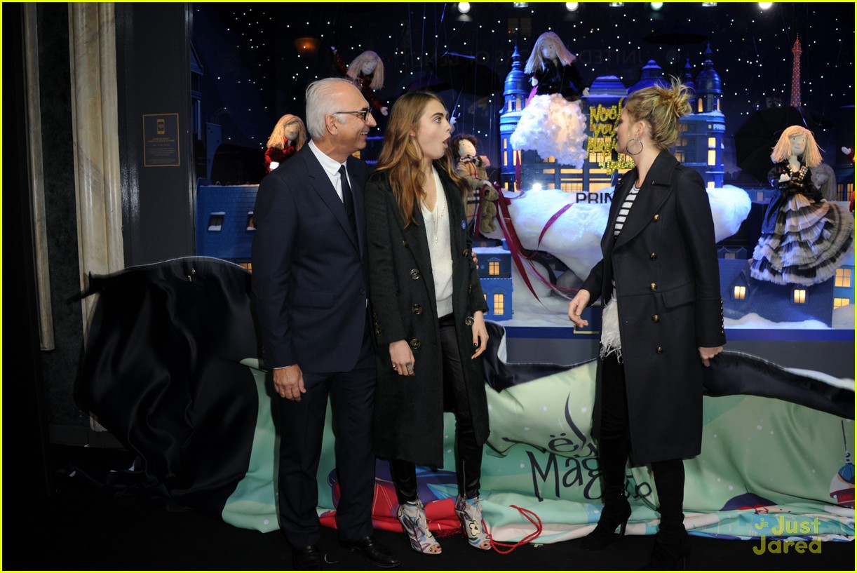 cara delevingne kate moss christmas unveiling 16