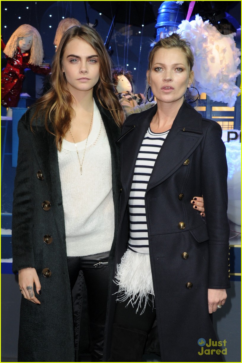 cara delevingne kate moss christmas unveiling 21