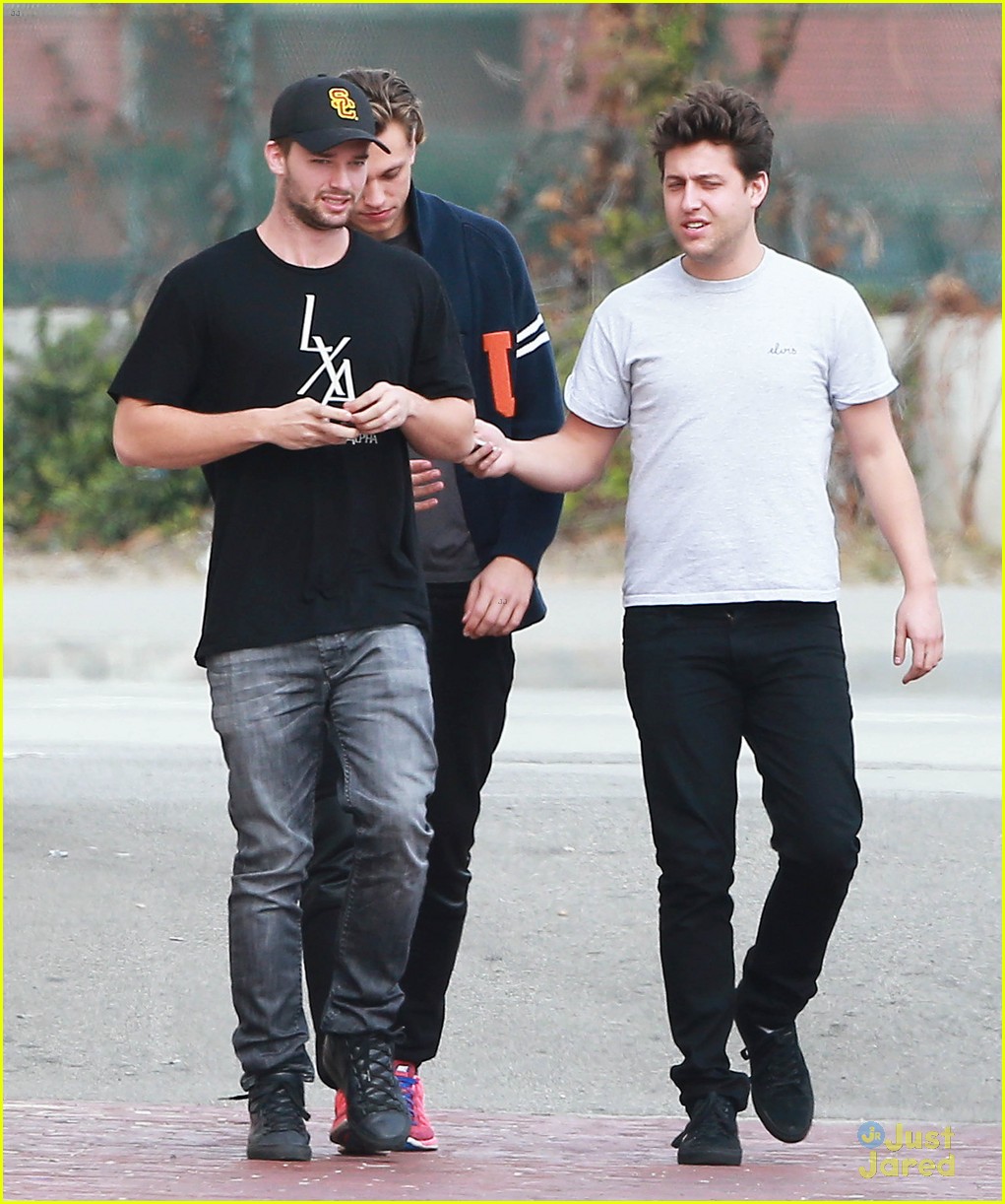 patrick schwarzenegger hang out with friends 01