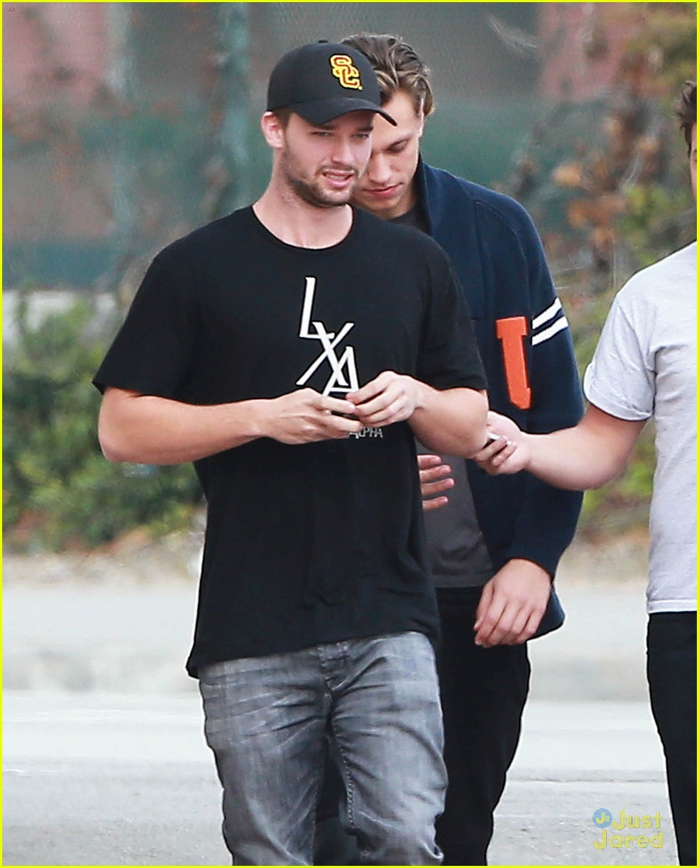 patrick schwarzenegger hang out with friends 02