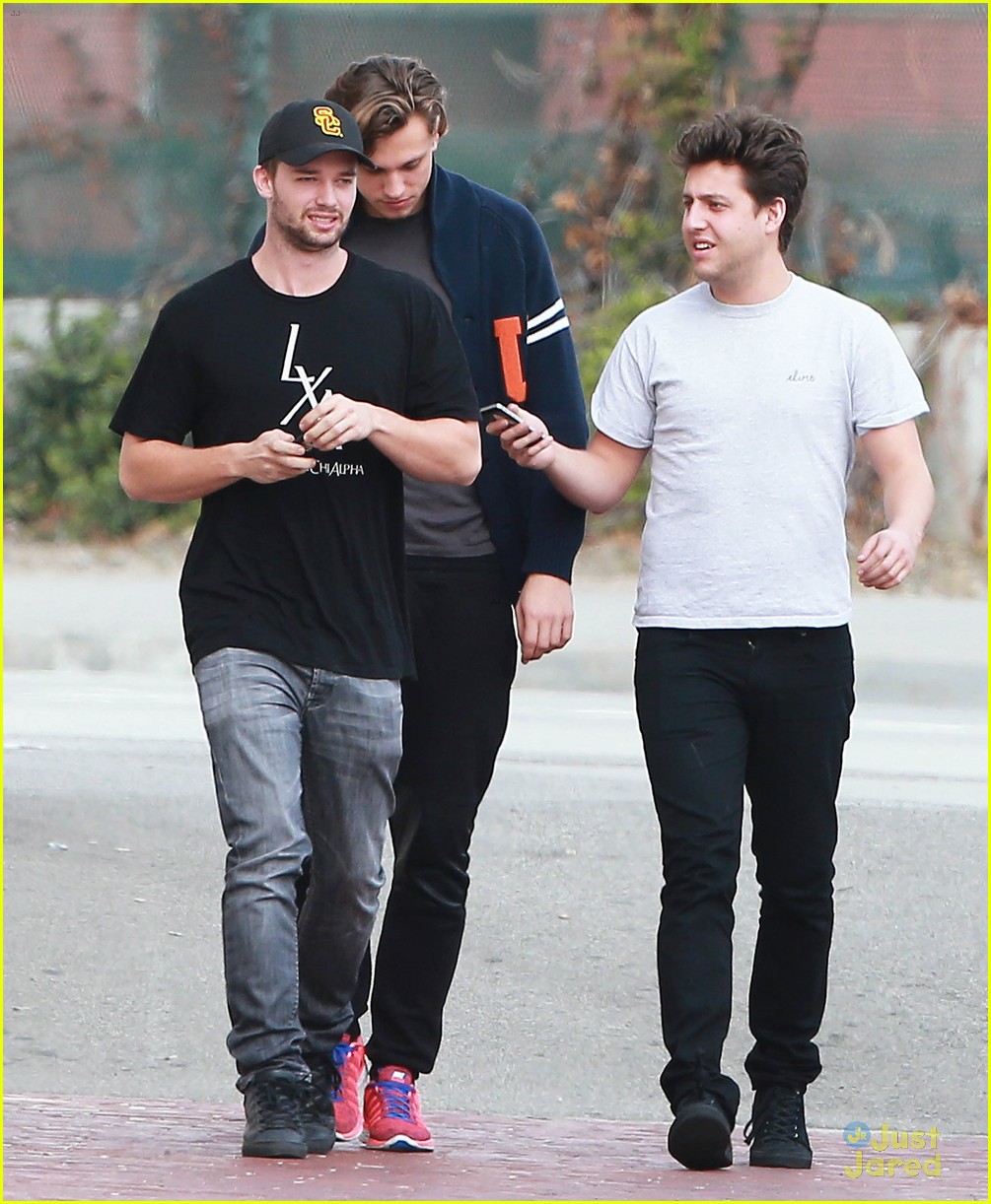 patrick schwarzenegger hang out with friends 06