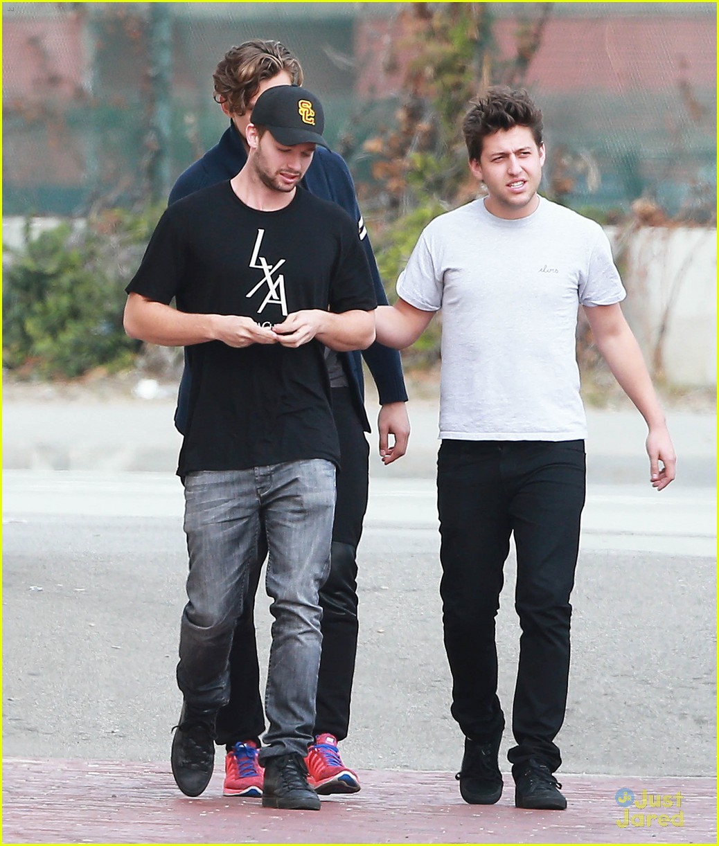 patrick schwarzenegger hang out with friends 07