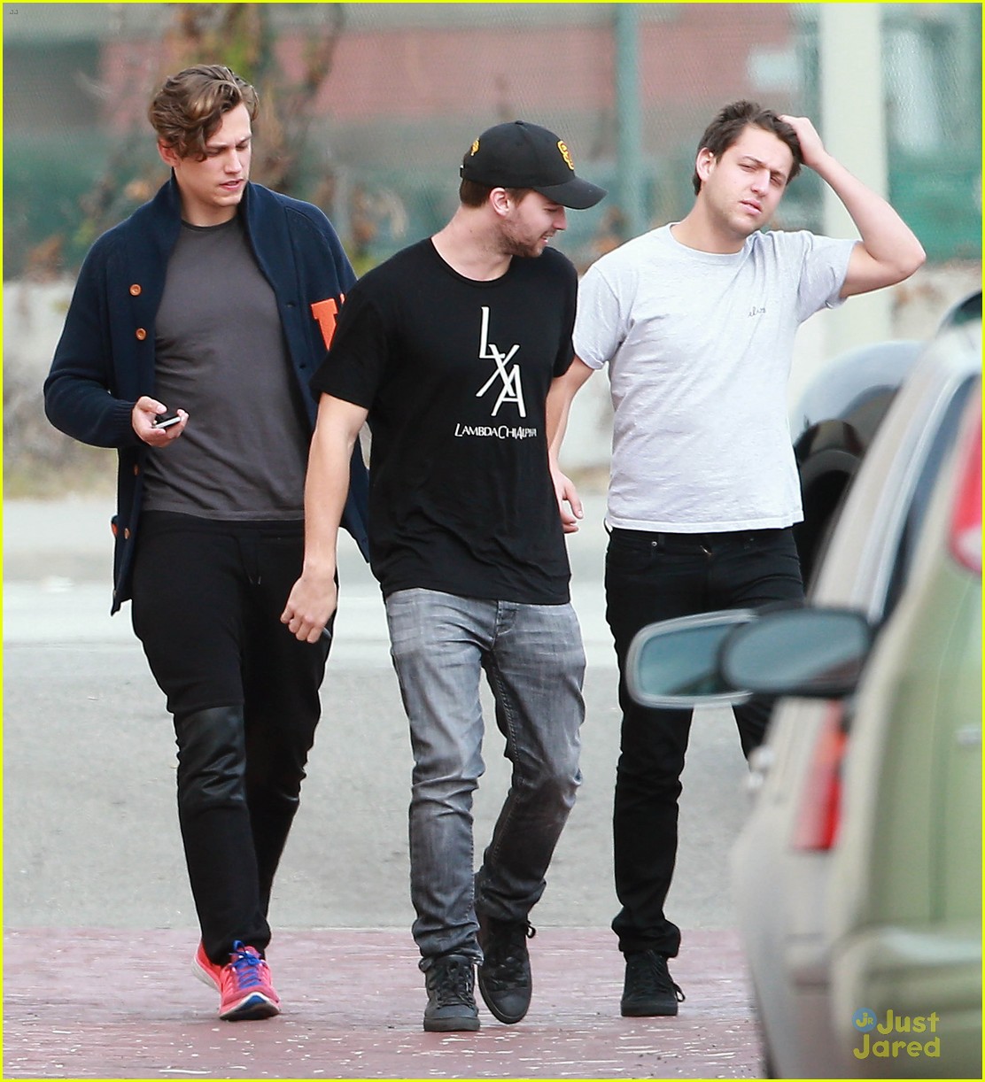 patrick schwarzenegger hang out with friends 08