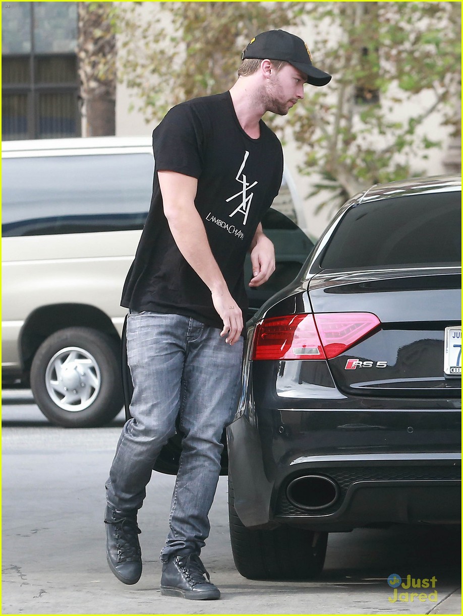 patrick schwarzenegger hang out with friends 09