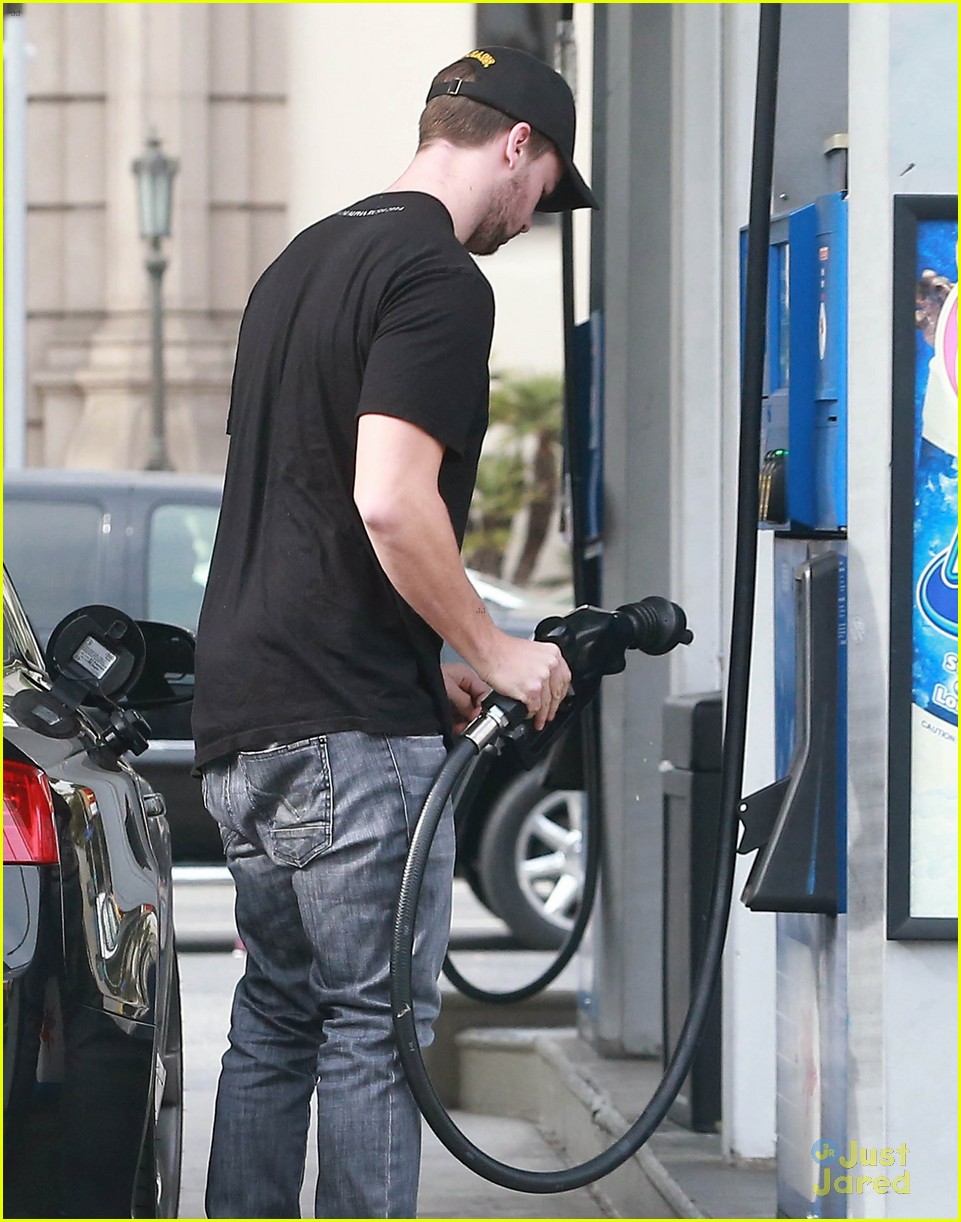 patrick schwarzenegger hang out with friends 10