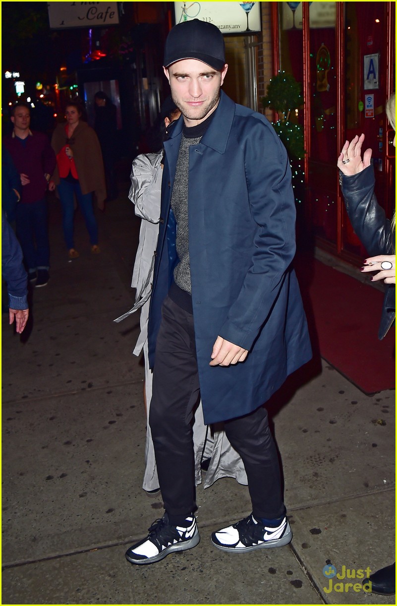 robert pattinson supports fka twigs at nyc afterparty 03