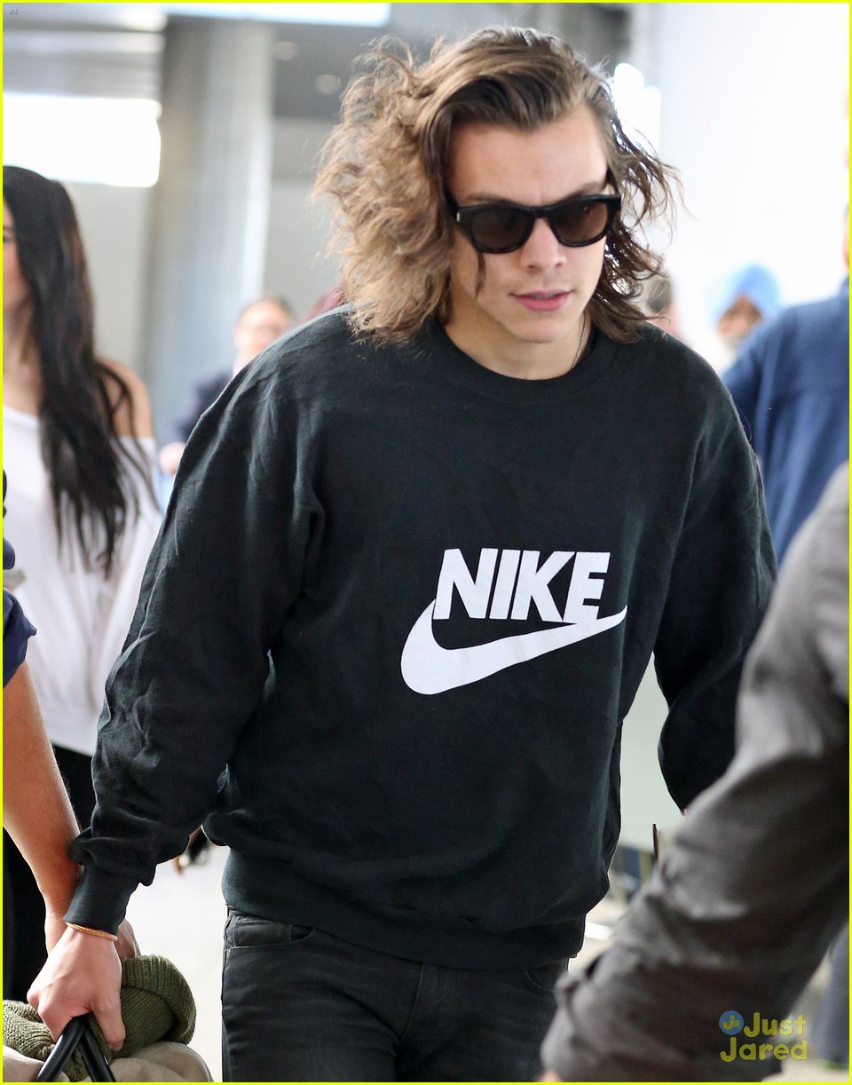 harry styles one direction leaves pants as bait 02