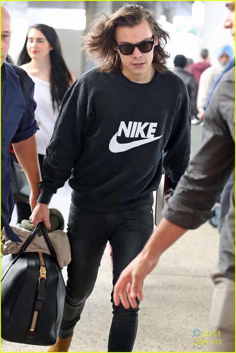 harry styles one direction leaves pants as bait 03