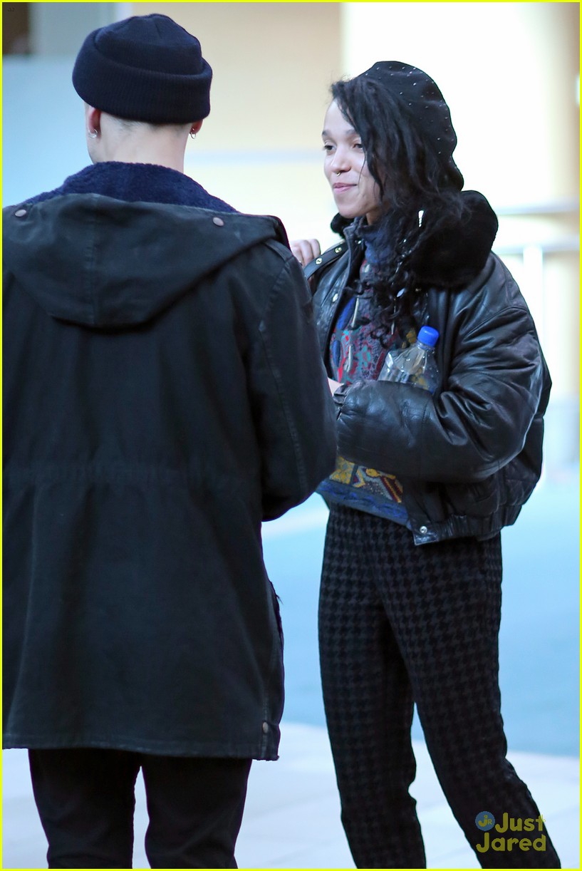 fka twigs flies to vancouver without robert pattinson 04