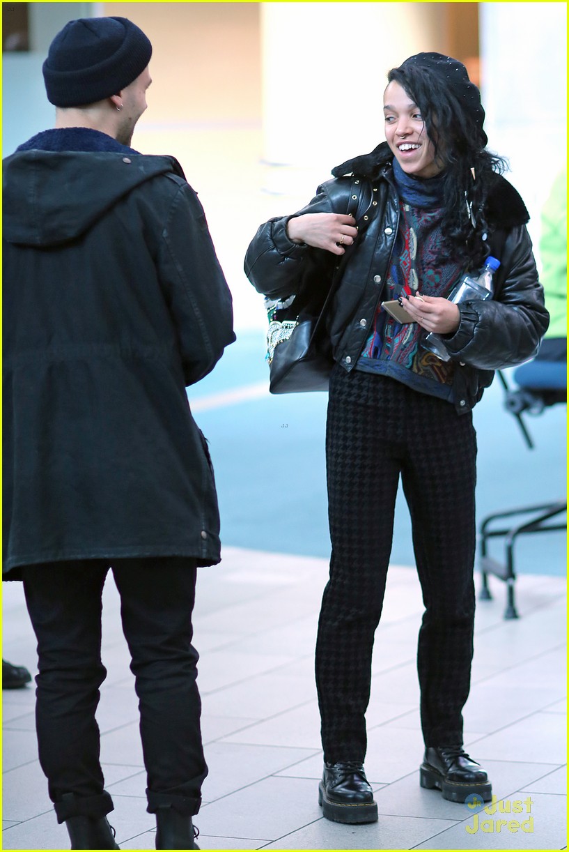 fka twigs flies to vancouver without robert pattinson 12