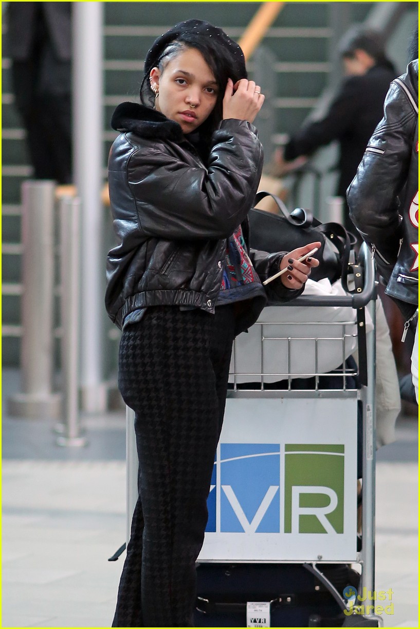 fka twigs flies to vancouver without robert pattinson 14