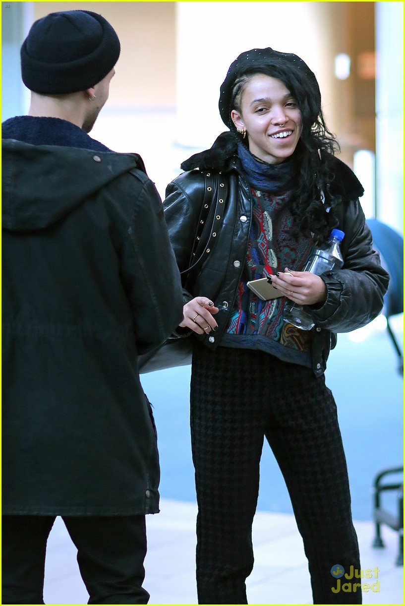fka twigs flies to vancouver without robert pattinson 15