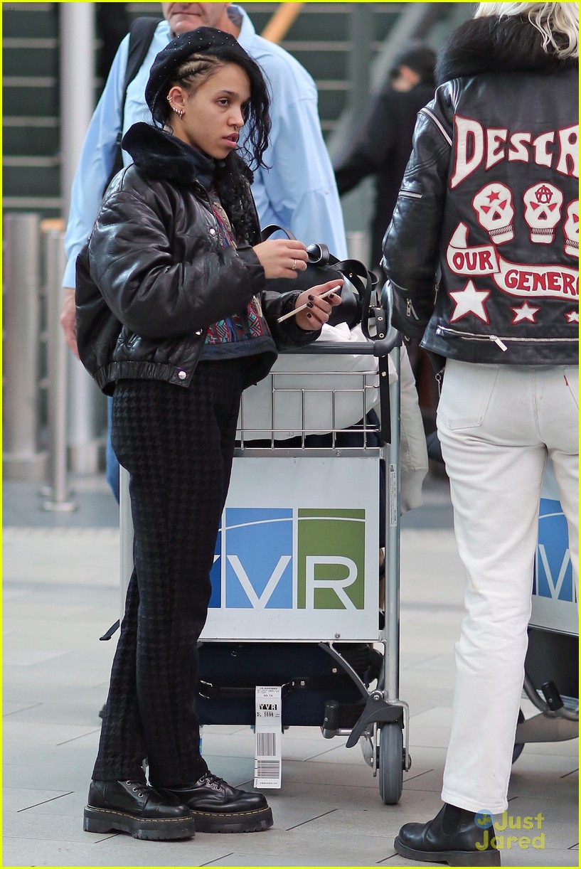 fka twigs flies to vancouver without robert pattinson 16