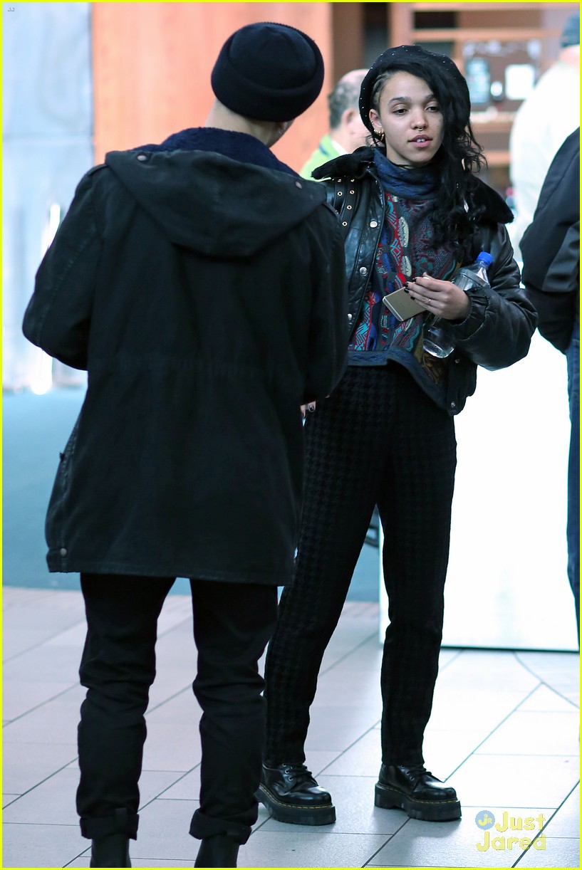 fka twigs flies to vancouver without robert pattinson 17