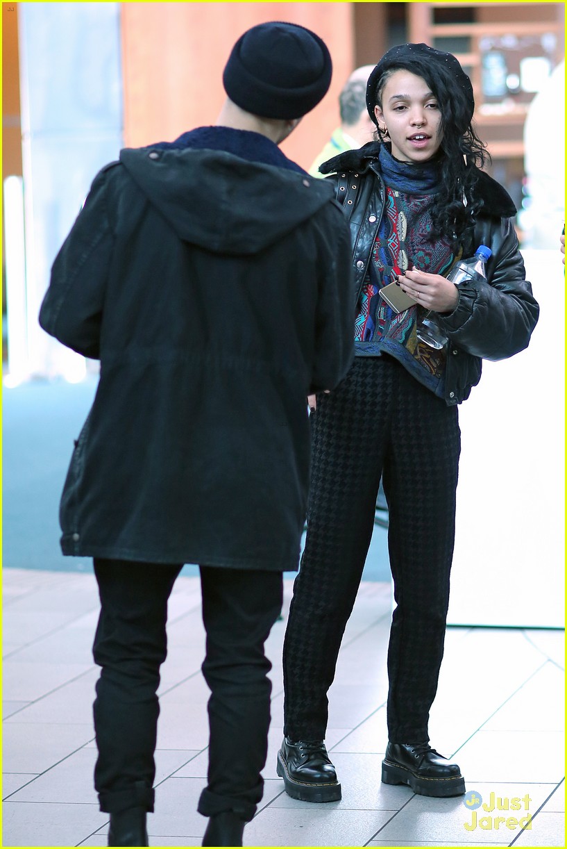 fka twigs flies to vancouver without robert pattinson 18