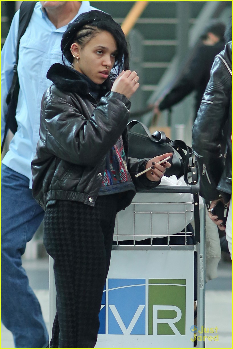 fka twigs flies to vancouver without robert pattinson 21