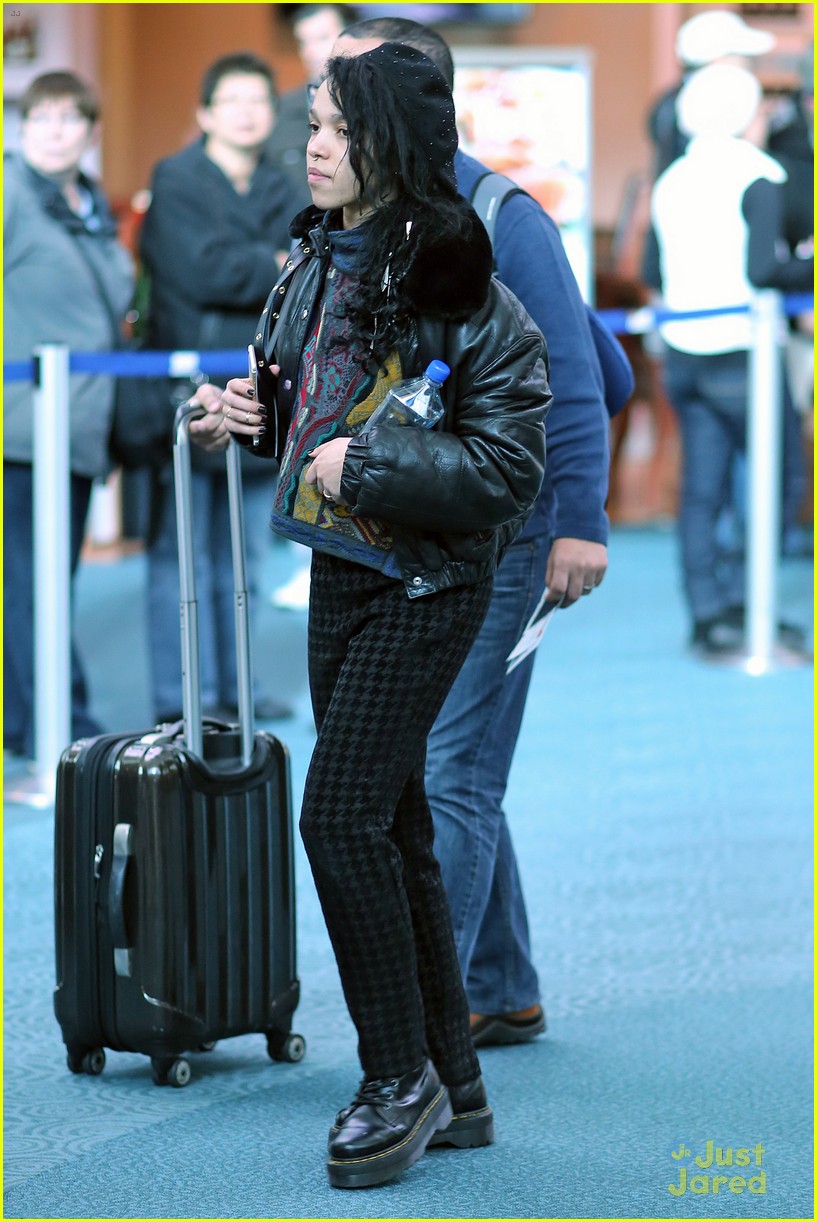fka twigs flies to vancouver without robert pattinson 26