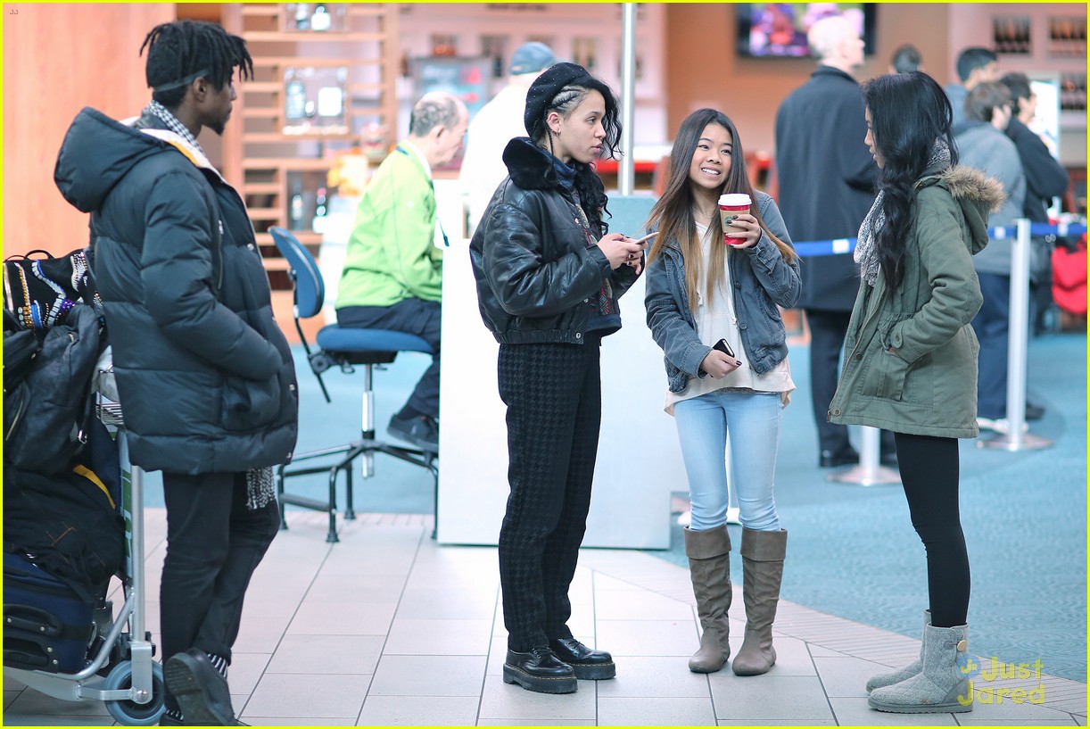 fka twigs flies to vancouver without robert pattinson 27