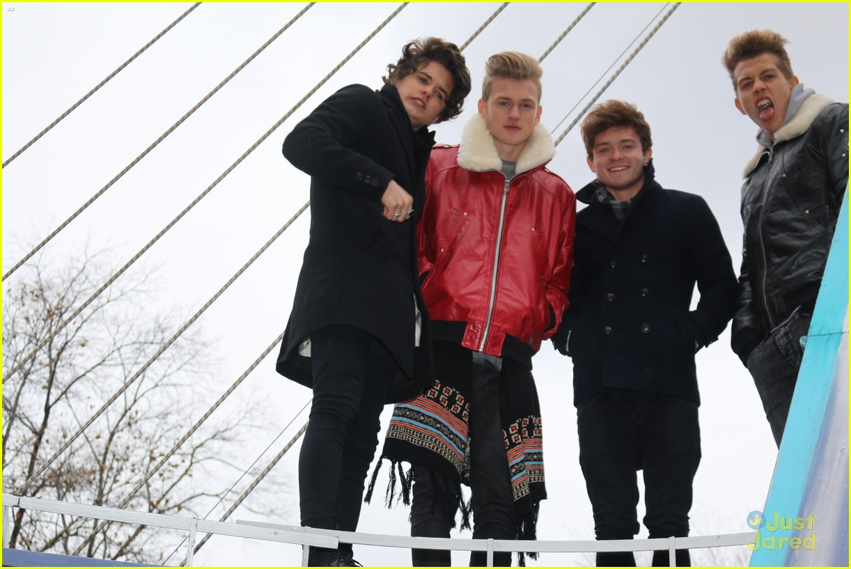 the vamps perform thanksgiving day parade 03