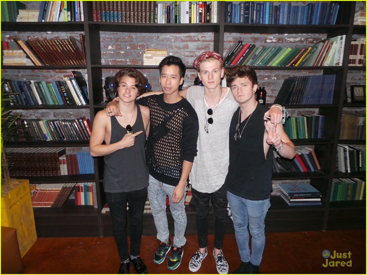 the vamps celebrate us album release with hollywood signing 01