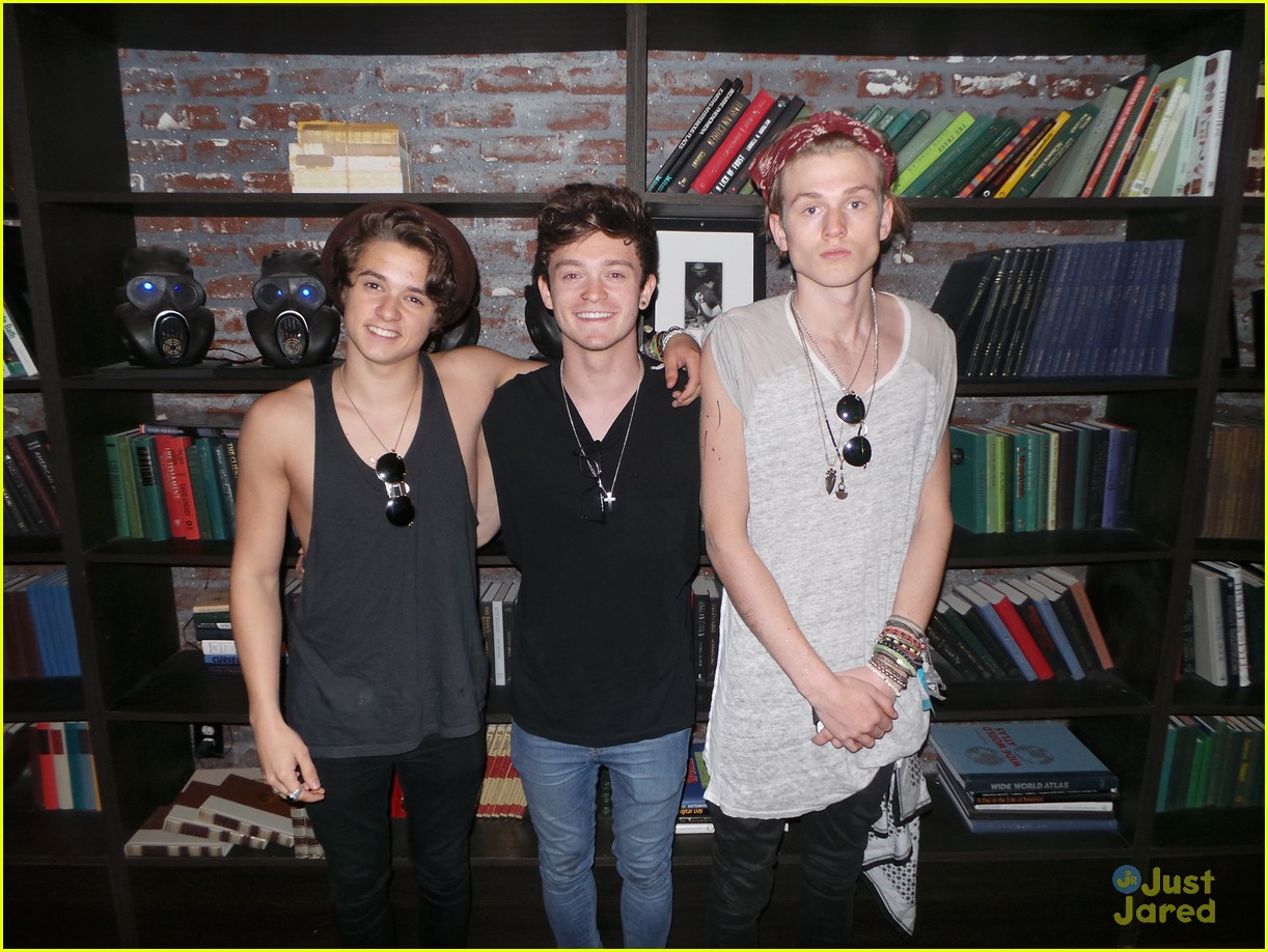 the vamps celebrate us album release with hollywood signing 02