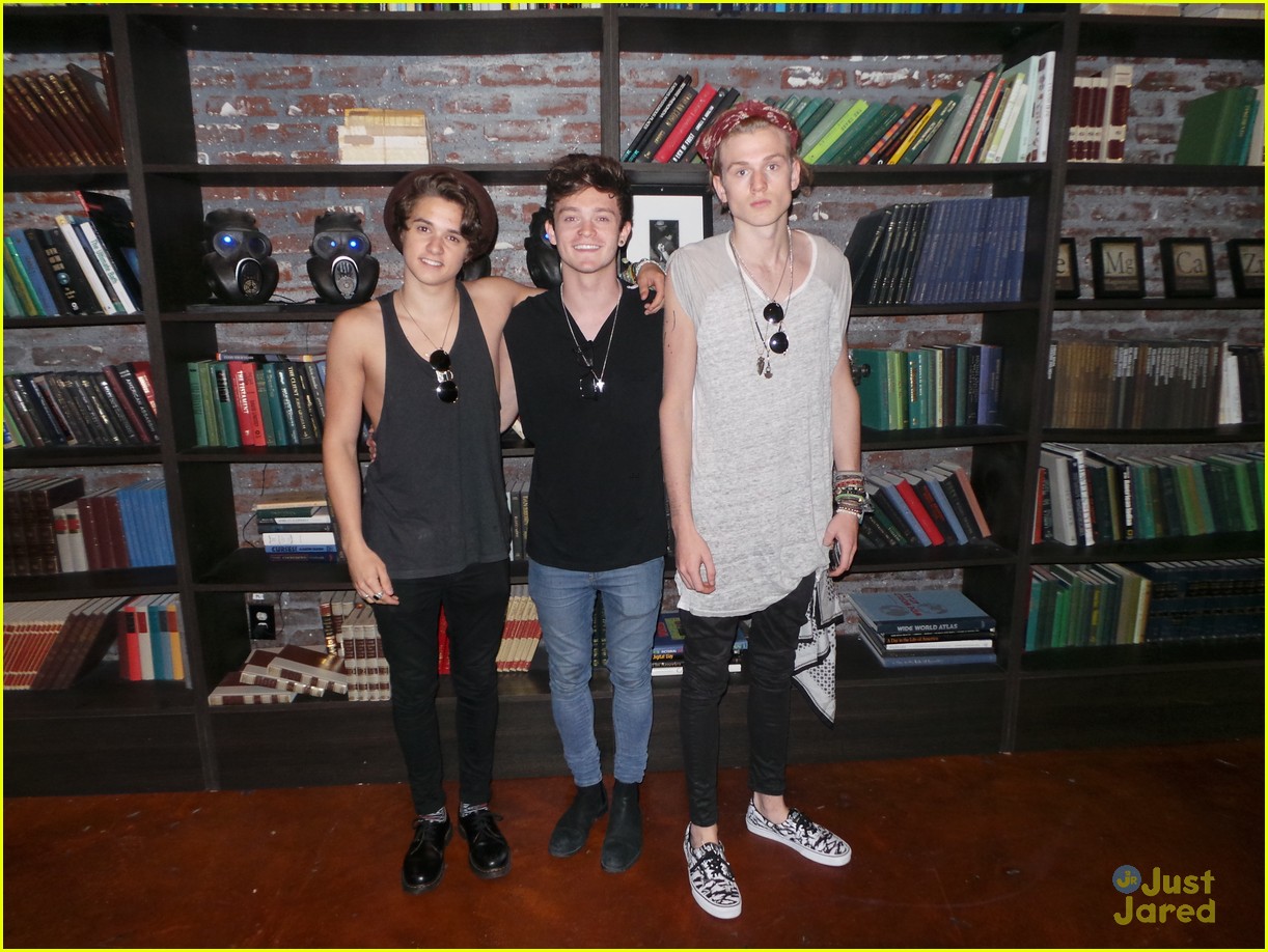 the vamps celebrate us album release with hollywood signing 03