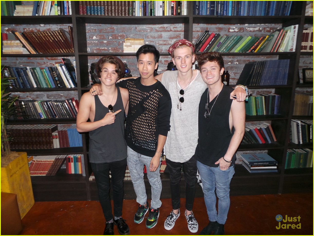 the vamps celebrate us album release with hollywood signing 05